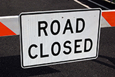 Link to Road Closings with road closed sign.